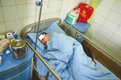 被拋棄荒野的傷者劉某在接受治療。