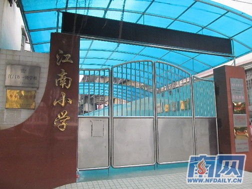 涉事學(xué)校請(qǐng)了心理專家對(duì)師生進(jìn)行輔導(dǎo)，保持學(xué)校正常教學(xué)秩序