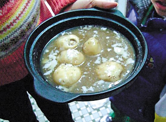 由于放置時間過久，鍋里的湯圓已經(jīng)非常大，湯圓皮上浮現(xiàn)很多白色物質(zhì)。