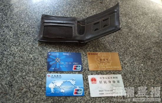 12月24日，長沙雨花區(qū)美聯(lián)天驕城，當事人范先生展示小偷寄回的錢包、身份證和銀行卡。