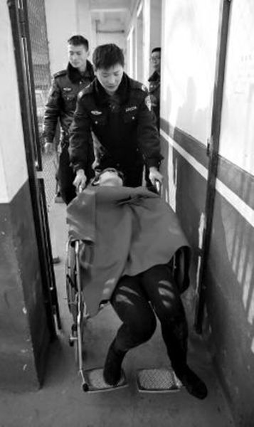 昨日，派出所民警帶女駕駛員賈某去醫(yī)院做檢查 記者 陳團結 攝