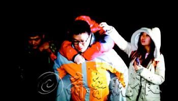 　途中女隊友小妮突發(fā)高燒，男隊員輪流背了她三個小時，直到網(wǎng)友開車來接