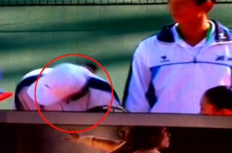 網(wǎng)友曝李娜九運(yùn)會領(lǐng)獎(jiǎng)臺上疑被當(dāng)眾扇耳光(圖)