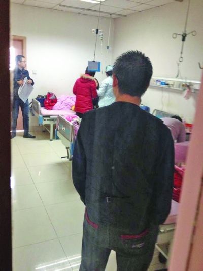 男孩一家神情凝重。