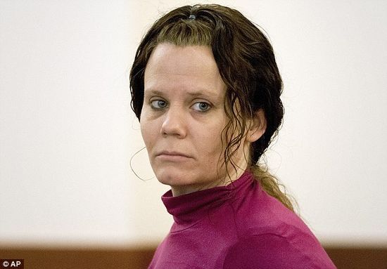 2月12日，勒死朋友并剖腹取嬰的柯里出庭受審。