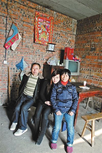 超生女謝先梅(中)、養(yǎng)父謝運才（左）、謝運才的嫂子唐富秀