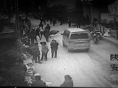 監(jiān)控錄像顯示，劉某側(cè)身行走時(shí)不慎跌倒，王某途經(jīng)此處時(shí)將其扶起（圖中畫圈處） 通訊員 何春地 攝