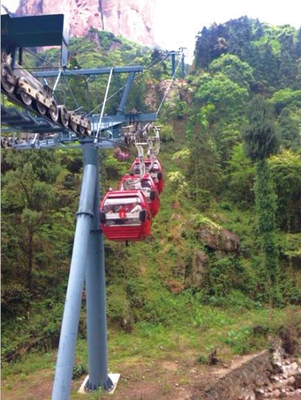 當(dāng)時(shí)還有3個(gè)轎廂懸在半空中。溫先生供圖