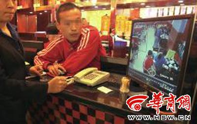 昨日，李女士展示從火鍋店抱回的火鍋，內(nèi)有濕巾