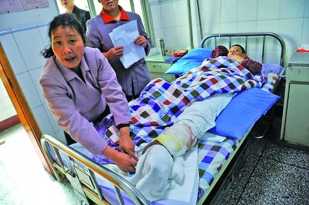 鄭其林擦藥酒的左腿出現(xiàn)潰爛，并伴隨大面積的皮膚壞死。記者 張路橋 攝