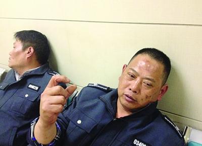 被打傷的城管隊(duì)員。陳郁攝