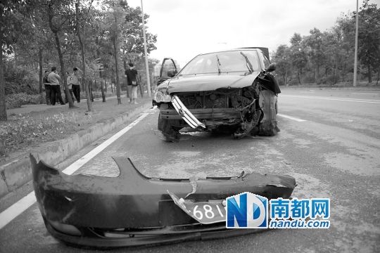 男子搶的比亞迪轎車車頭損毀嚴(yán)重。