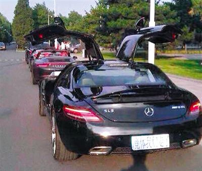 近日，一組“北體大畢業(yè)典禮豪車(chē)云集堪比車(chē)展”組圖在網(wǎng)絡(luò)爆紅。網(wǎng)絡(luò)截圖