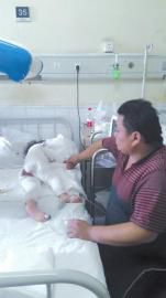 伏登順與女兒在一起。