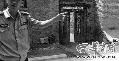 昨日，西安市閻良區(qū)譚家村，警方在孫某家調(diào)查 記者 黃利健 攝