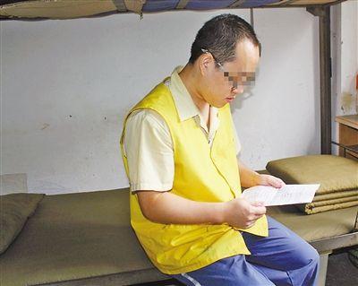 昨天，張文兵在看家書。 記者 鐘耕軍 攝