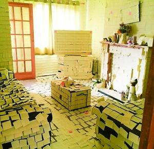 新婚夫婦收“最惡搞”賀禮:房間被貼萬(wàn)張便利貼