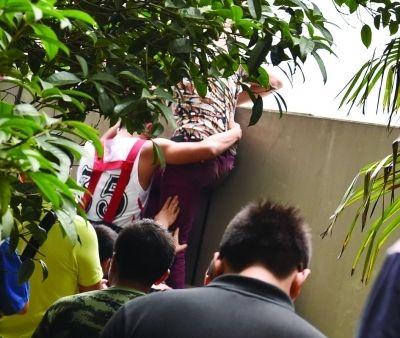 2小時后，該包工頭終于被抱下來了。