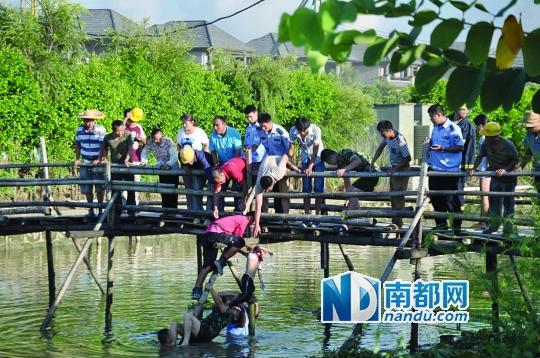 救援人員合力打撈起落水女孩，后經(jīng)醫(yī)護人員確認(rèn)已經(jīng)死亡。受訪者供圖