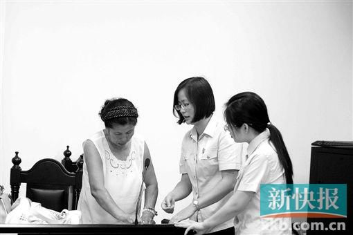 白春榮簽領(lǐng)國(guó)家賠償款。通訊員供圖