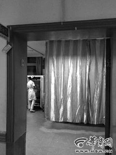 昨晚9時(shí)許，急診室簾后，6歲的小女孩靜靜地躺著 記者 卿榮波 攝