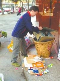 王光偉靠收廢品拾荒為生，每月僅有1000元的微薄收入。