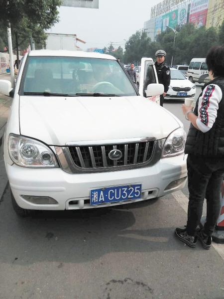 長(zhǎng)沙男子開(kāi)公車違停吃罰單 妻女推搡交警被行拘 長(zhǎng)沙男子開(kāi)公車違停吃罰單 妻女推搡交警被行拘