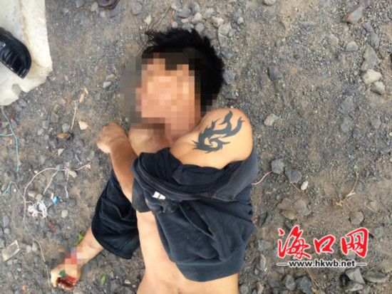 死亡的男子，左手手臂上有紋身