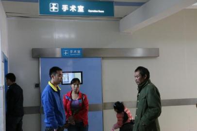 宇宇的父母和爺爺一直守候在手術(shù)室外。