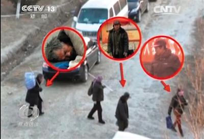 乞討完畢后，各有分工的乞討者們聚在一起，結(jié)伙回到居住地。央視截圖