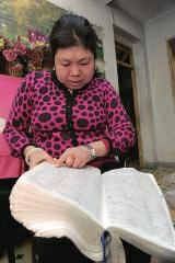 背單詞，是很多學(xué)生學(xué)習(xí)英語時最頭疼的事兒，而西安51歲大學(xué)英語老師李艷芝在兩年內(nèi)背完《英漢大詞典》22萬個英語詞匯，學(xué)生稱贊其為一本活的《英漢大詞典》；兒子自小患有自閉癥，生活不能自理，20年前又與丈夫離婚，面對生活的不幸，她秉承“你必須一直向前”的信念。