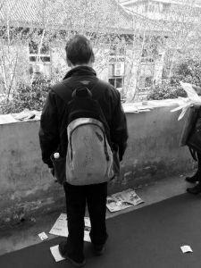 “娃在湖南上大學(xué)，馬上就要畢業(yè)了，所以我經(jīng)常在網(wǎng)上瀏覽咸陽、西安的招聘信息，想讓他畢業(yè)后留在我和他媽身邊……”3月14日，秦都區(qū)人才交流中心在區(qū)政府二樓舉辦招聘會(huì)，一名50多歲的“求職者”吸引了不少人的目光。據(jù)悉，此次招聘會(huì)共有市內(nèi)外112家企業(yè)參加，提供就業(yè)崗位3200個(gè)。