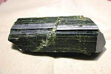 近日，商南縣奇石愛好者潘某在青山鎮(zhèn)鐵礦開采區(qū)發(fā)現(xiàn)一塊疑似綠簾石，有待相關(guān)專家和權(quán)威機(jī)構(gòu)認(rèn)定。