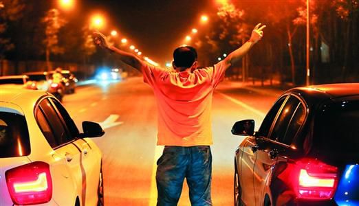 2013年8月25日凌晨，北京，在東壩大街路口進(jìn)行的一場(chǎng)飆車。