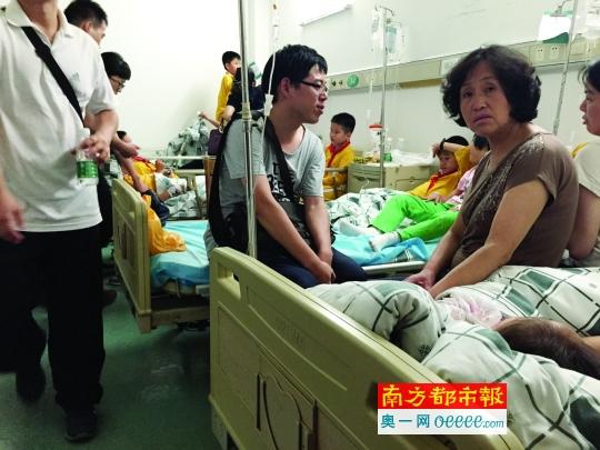  昨晚，家長(zhǎng)們陪著誤食鼠藥的孩子們?cè)卺t(yī)院就診。