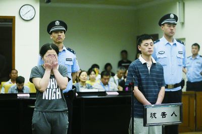 聽到判決，賈某（左）哭了起來。一直到被帶離法庭，夫妻倆沒說一句話