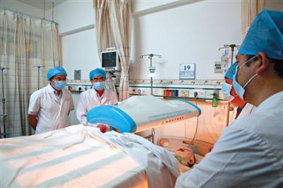 受傷醫(yī)生覃某正在進(jìn)行治療。昨日上午，醫(yī)生覃某在醫(yī)院乘電梯期間，被一名患者潑汽油并點(diǎn)燃，致重度燒傷。圖/CFP