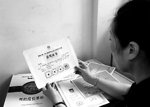 思念小寶的時候，李女士就一遍遍整理孩子留在家里的物品。