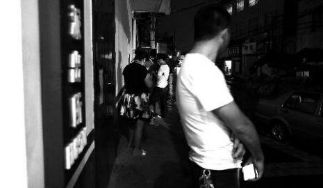 通過(guò)聊天軟件陌陌，男子小黃認(rèn)識(shí)了女孩小李，兩三天后，兩人就住到了一起。但好景不長(zhǎng)，兩人在一起僅過(guò)了十幾天，戀愛(ài)關(guān)系即破裂，小黃稱曾給小李花了一萬(wàn)余元。日前，小黃以詐騙為由將小李帶到派出所。