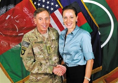 北約公布的一張彼得雷烏斯和布羅德韋爾握手的照片。