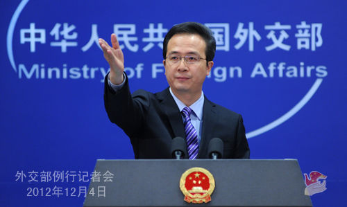 外交部發(fā)言人洪磊主持例行記者會(huì)。