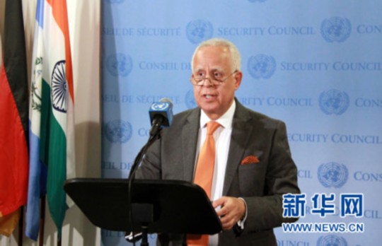 12月12日，在美國(guó)紐約聯(lián)合國(guó)總部，安理會(huì)本月輪值主席、摩洛哥常駐聯(lián)合國(guó)代表盧利什基向媒體宣讀聲明。聯(lián)合國(guó)安理會(huì)12日發(fā)表媒體聲明，對(duì)朝鮮發(fā)射衛(wèi)星的行為表示譴責(zé)。 新華社記者林瓊攝