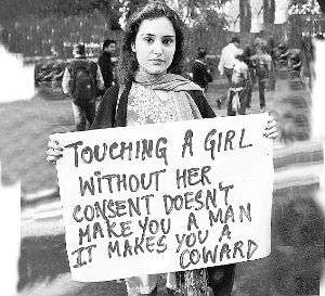 一名印度女孩抗議強(qiáng)奸暴行。