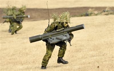 “作戰(zhàn)” 1月13日，日本自衛(wèi)隊一隊員在新年軍演中手持武器，發(fā)動進(jìn)攻。媒體尚未公布1月22日的美日聯(lián)合軍演圖片。