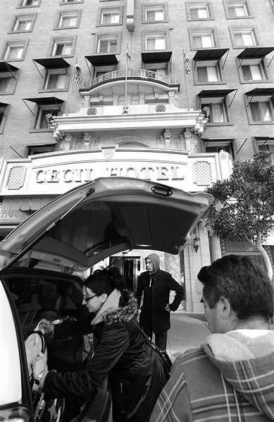20日，美國洛杉磯，塞西爾酒店房客薩拜娜乘出租車離開酒店。由于擔(dān)心水質(zhì)受到污染，目前已有27戶房客離開塞西爾酒店。