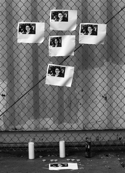 21日，美國洛杉磯，華裔女孩藍(lán)可兒遇害案件曝光后，一些人在塞西爾酒店附近擺放藍(lán)可兒的照片和蠟燭，紀(jì)念藍(lán)可兒。