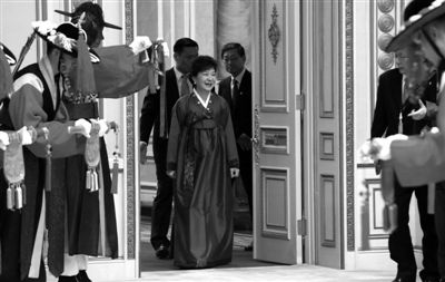 2月25日，韓國首爾，韓國首位女總統(tǒng)樸槿惠身著傳統(tǒng)韓服出席晚宴。