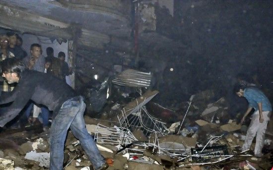 3月3日，在巴基斯坦南部城市卡拉奇，救援人員在爆炸現(xiàn)場工作。