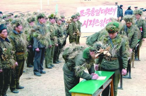 朝鮮中央通訊社13日公布的照片顯示，朝鮮工農(nóng)赤衛(wèi)隊員正在進(jìn)行“戰(zhàn)前訓(xùn)練”。