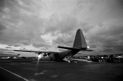 3月23日，中非共和國(guó)首都班吉，從加蓬首都利伯維爾出發(fā)的法國(guó)增援部隊(duì)共計(jì)200名士兵抵達(dá)班吉國(guó)際機(jī)場(chǎng)